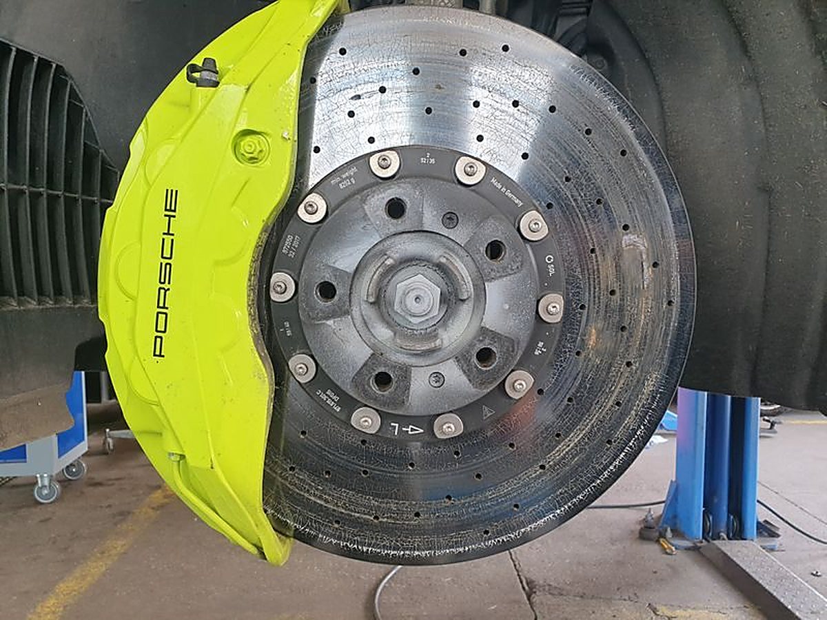 Hochwertige Bremsenarbeit an einem Porsche in der VIDAS Werkstatt