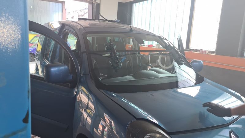 Autoglas Arbeit an der Frontscheibe