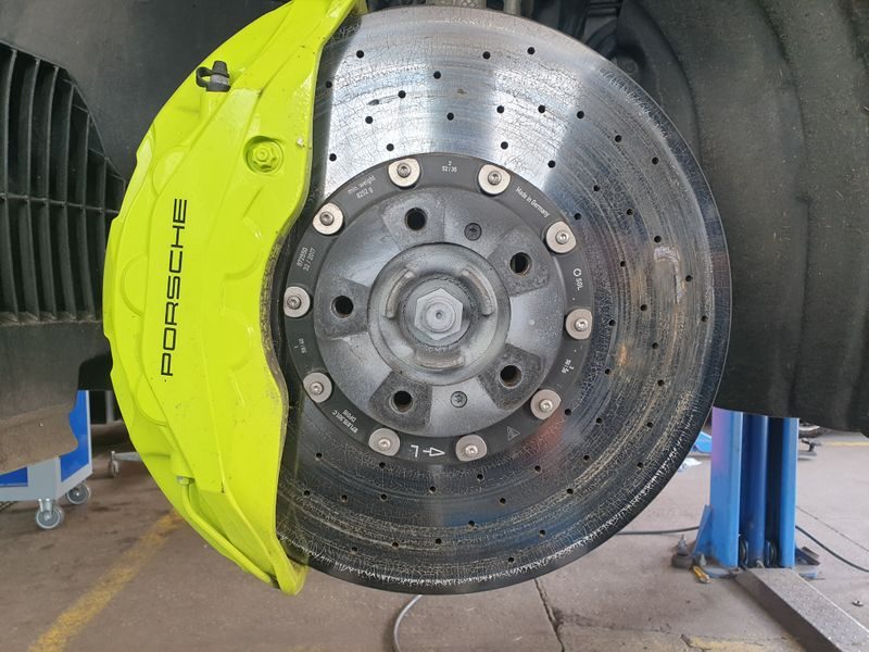 Porsche Keramikbremse in Arbeit